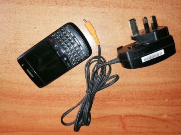 Blackberry Bold Touch 9900 5MP 8GB Smartphone in schwarz