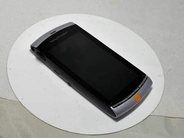 Sony Ericsson Vivaz U5i – silberfarbenes (orange) Smartphone
