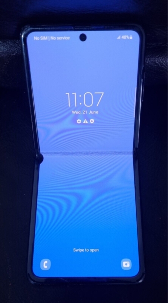 Samsung Galaxy Z Flip – 256GB – Mystic Black (entsperrt) Smartphone – gepunktete Falte
