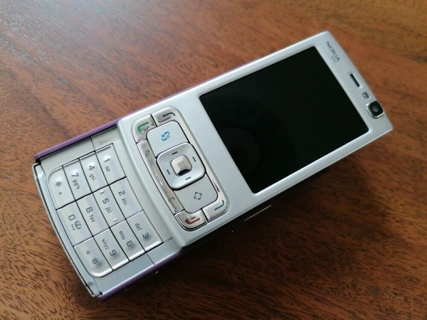 Nokia N95 in Silber / Sehr gut – Refurbished / deep plum / Smartphone
