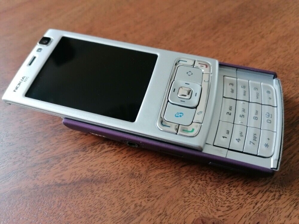 Nokia N95 in Silber / Hervorragend – Refurbished / deep plum / Smartphone