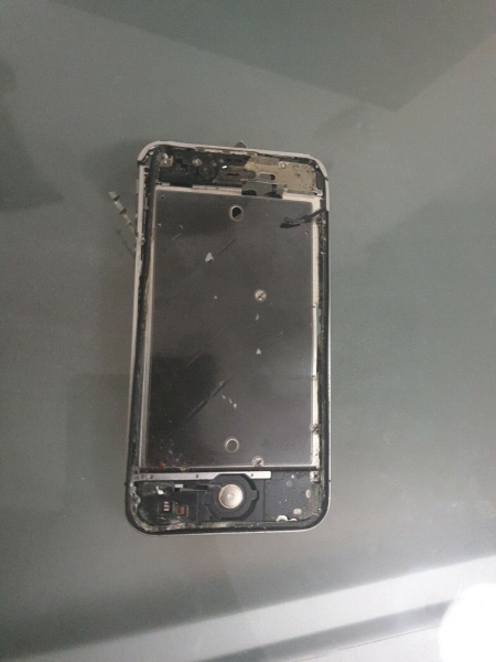 Apple iPhone 4s – ANSTÄNDIGER ZUSTAND – DEFEKT – FÜR TEILE – kann nicht getestet werden – ANGEBOTE