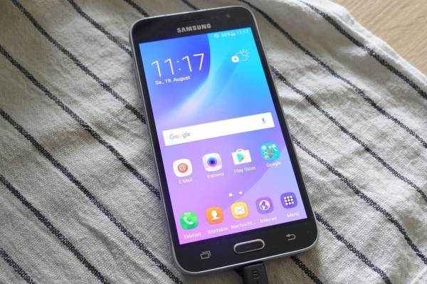 Samsung Galaxy J3 DUOS 2016 J320F Schwarz  Smartphone Android