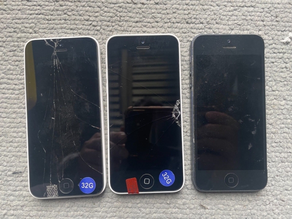 Als Ersatzteil oder Reparatur – ungetestet – Apple iPhone 5c 32GB 2x – iPhone 5S 1x