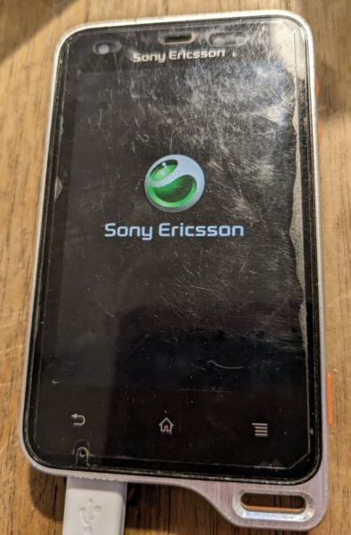 Sony Ericsson Xperia Active St17i (entsperrt) Retro Smartphone verpackt mit Extras