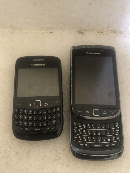 2x VERSCHIEDENE Blackberry Handys – ERSATZTEILE oder Reparaturen – KOSTENLOSER VERSAND