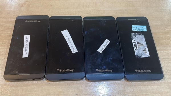 Restposten X4 BlackBerry Z10 schwarz Smartphone – defekt für Ersatzteile & Reparaturen