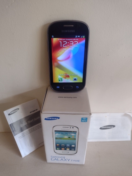 Samsung Galaxy Fame GT-S6810P – 4 GB – blau) Smartphone. EE Netzwerk.