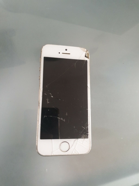 Apple iPhone 5s – ANSTÄNDIGER ZUSTAND – DEFEKT – NUR FÜR TEILE – ANGEBOT MACHEN!!
