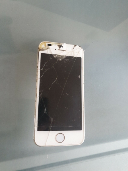 Apple iPhone 5s – ANSTÄNDIGER ZUSTAND – DEFEKT – NUR FÜR TEILE – ANGEBOT MACHEN!!