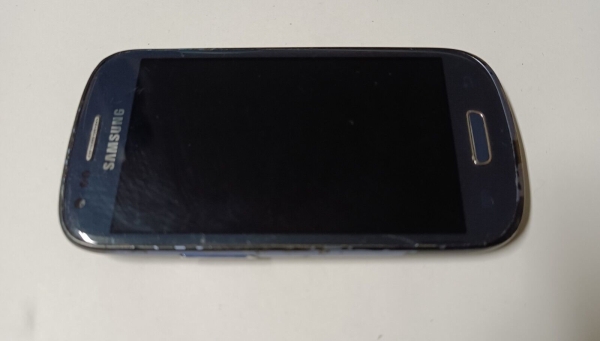Altes Prepaid Smartphone günstig – Samsung Galaxy S3 Mini. Technik top, Kratzer