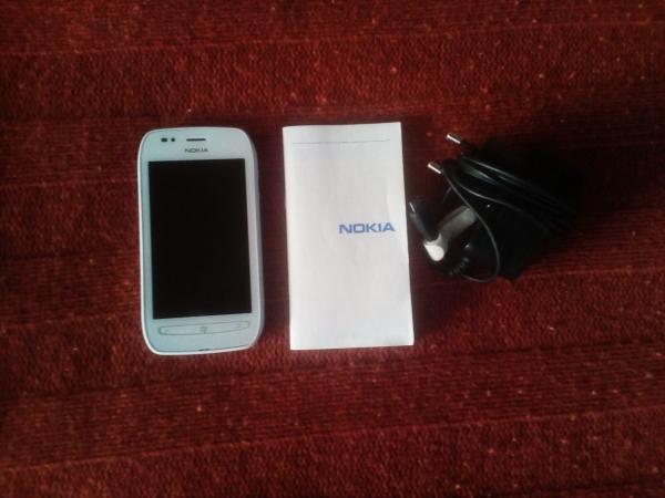 Nokia Lumia 710 Smartphone 8 GB in sehr gutem gebrauchtem Zustand