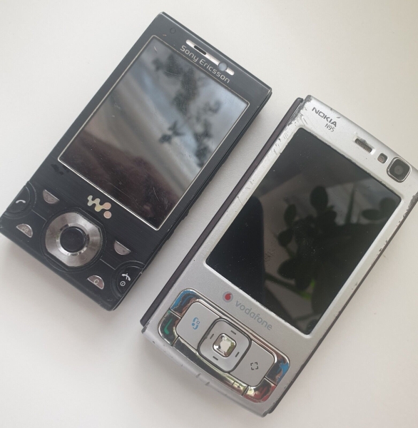 Nokia N95 – +Sony Ericsson W995 Schwarz (Ohne Simlock) Smartphone !!