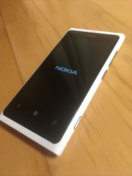 Nokia  Lumia 800 – 16GB – Weiß Smartphone Startet Immer Neu