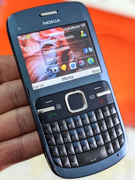 Nokia C3-010 (entsperrt) 3G Smartphone Top Zustand mit Ladegerät