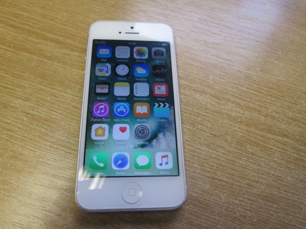 Apple iPhone 5 – 16 GB – weiß & silber (EE) gebraucht gelesen – D466
