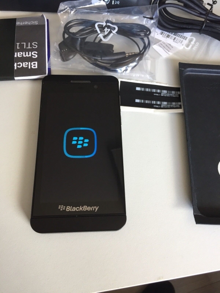 BlackBerry Z10 16GB Schwarz (Ohne Simlock) Smartphone Neuwertig !!!
