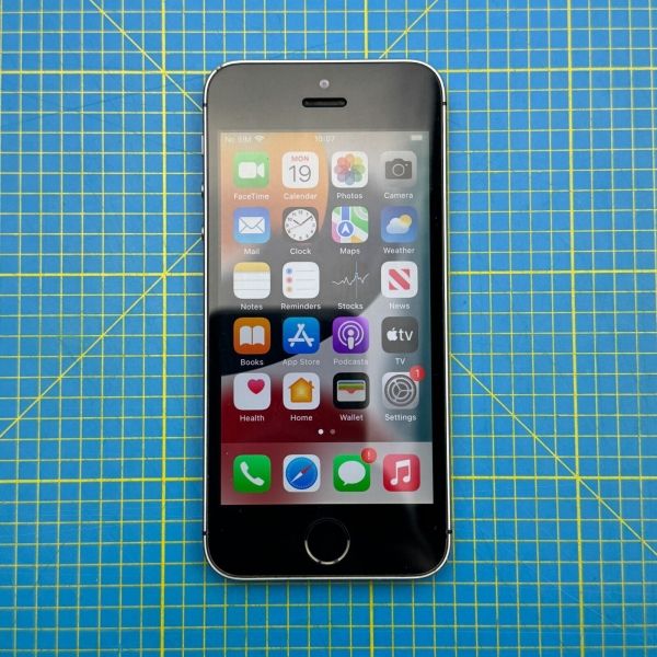 Apple iPhone SE 32GB Smartphone – Spacegrau (entsperrt) A1723