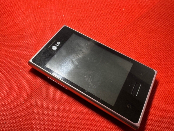 Defekt LG E400 – rosa schwarz Smartphone