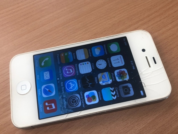 Apple iPhone 4 A1332 – 8GB – weiß (entsperrt) iOS 7 Smartphone mit Beschädigung