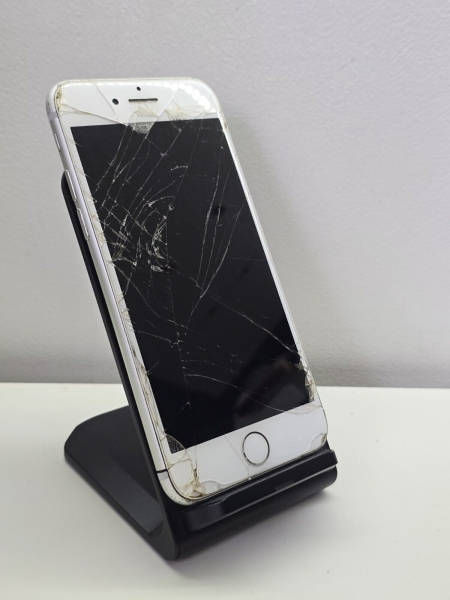 Apple iPhone 8 – 64GB – silber (entsperrt) A1905 defekt verschlossen