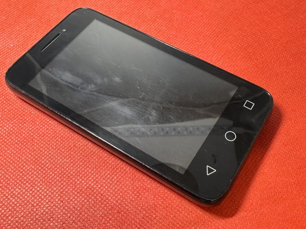 Verkratztes Alcatel Pixi 3 (4) 8GB 4013 (entsperrt) schwarzes Smartphone