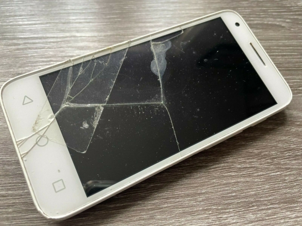 Cracked Alcatel Pixi 3 (4,5) (5017x) schwarz (O2 TESCO) Netzwerk-Smartphone