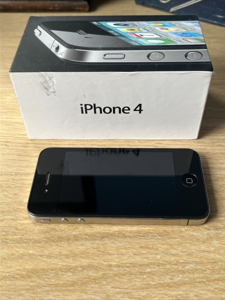 Apple iPhone 4 – 16GB – Schwarz (O2) A1332 – mit OVP und Bits :-)