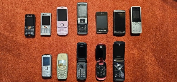 Konvolut Smartphone & Handy (Motorola, Nokia, Sony Ericsson, Samsung) – 12 Stuck