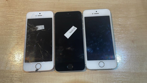 Restposten X3 Apple iPhone SE (A1723) 32 GB – defekt für Ersatzteile & Reparaturen