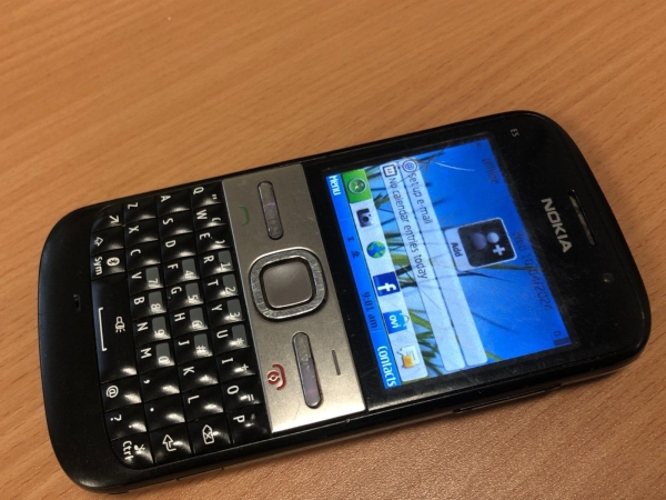 Nokia E5-00 – Schwarz Silber (entsperrt) Smartphone Mobile Qwerty – mit Beschädigung