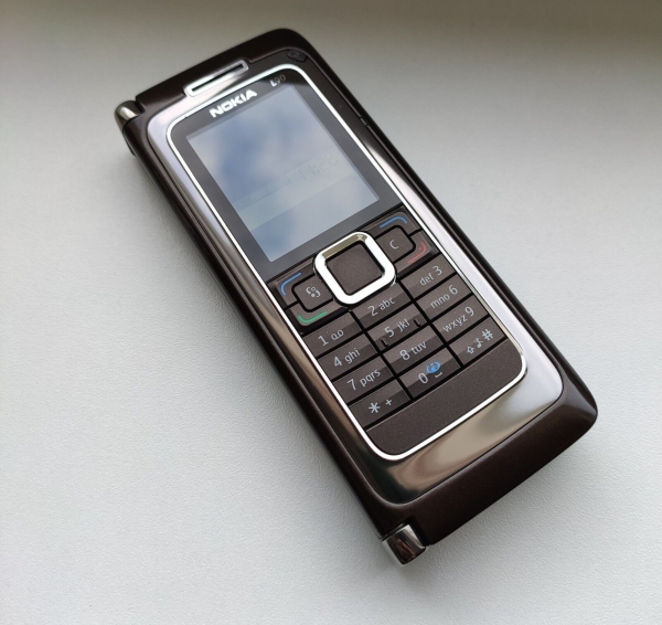 Nokia  E90 Communicator – (Ohne Simlock) Smartphone