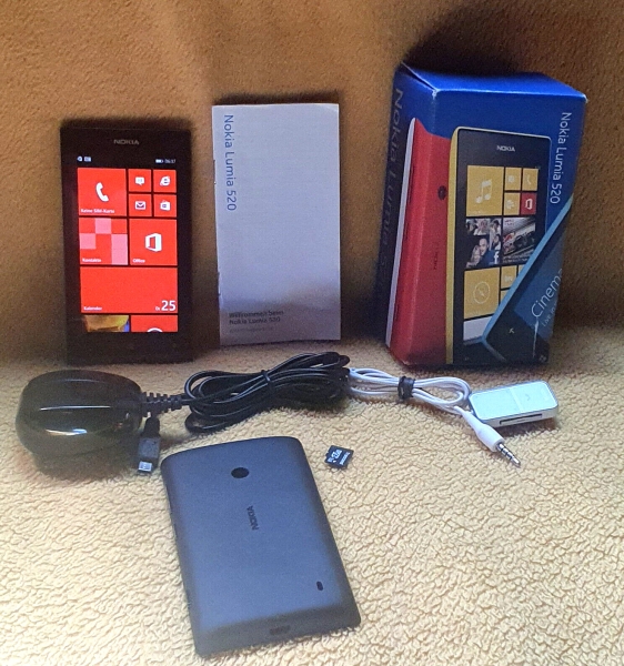 Nokia Lumia 520 Smartphone Handy mit Karton +  Zubehörpaket