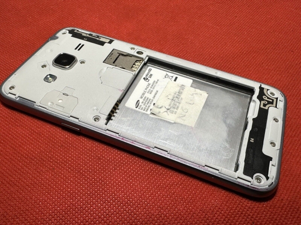 Samsung Galaxy J3 J320FN Smartphone unvollständig defekt