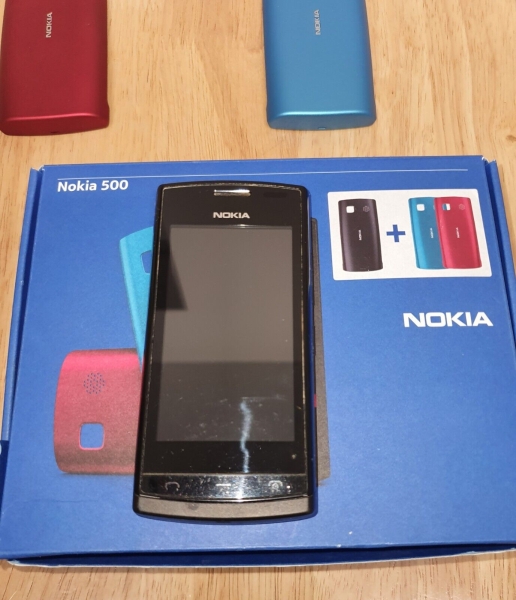 Schwarz Nokia 500 Handy Smartphone nur als Teile mit 2 X extra Rückseite Hüllen