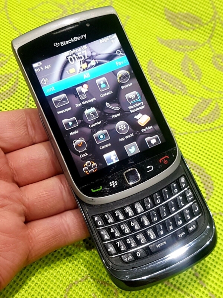 BlackBerry Torch 9800 (entsperrt) 3G Smartphone sehr guter Zustand mit Ladegerät