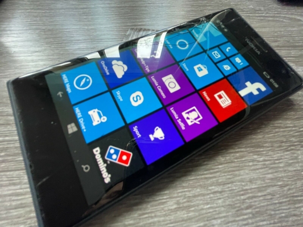 Nokia Lumia 735 8GB 1GB RAM entsperrt Smartphone – dunkelgrau Riss Touchscreen
