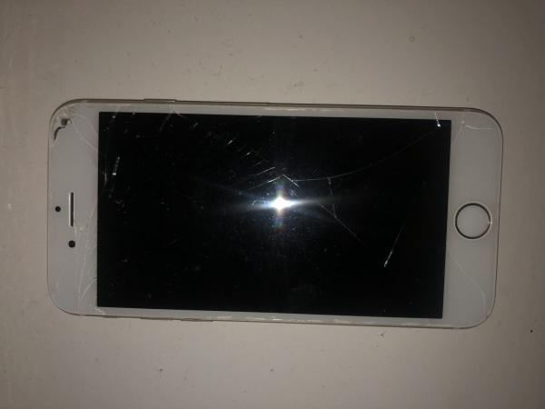 iPhone 6 gebraucht – Schaltet sich ein, Probleme beim Berühren des Bildschirms, kann für Teile verwendet werden