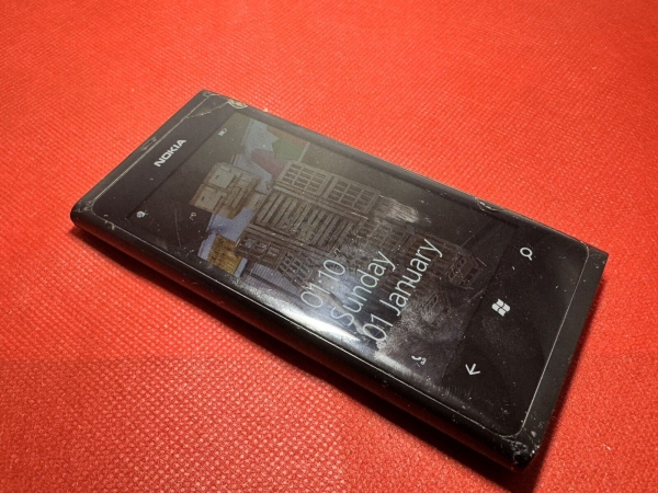 Defektes Nokia Lumia 800 – Schwarz Smartphoneschaden