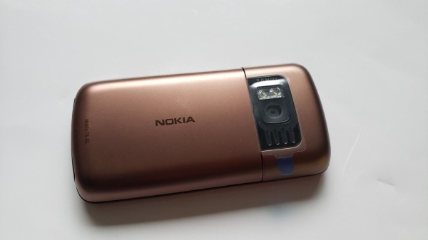 Nokia C6-01 (O2) Smartphone Braun Selten