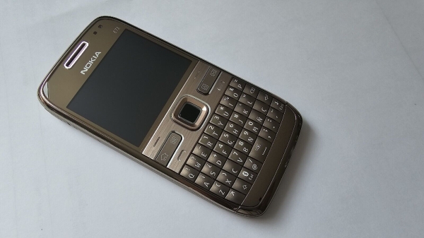 Nokia E72 – Topas / braun (entsperrt) Smartphone
