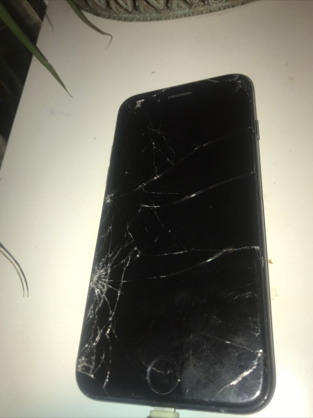 Apple iPhone 7 – 32GB – Schwarz Display geplatzt Passwort vergessen