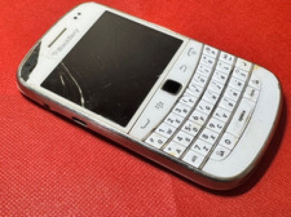 BlackBerry 9900 – Schwarz Smartphone BlackBerry Touch 9900 Defekt Schaden ohne Schläger