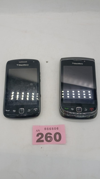 2 Blackberry Smartphones für Ersatzteile oder Reparaturen Blackberry 9380 & Blackberry 9800