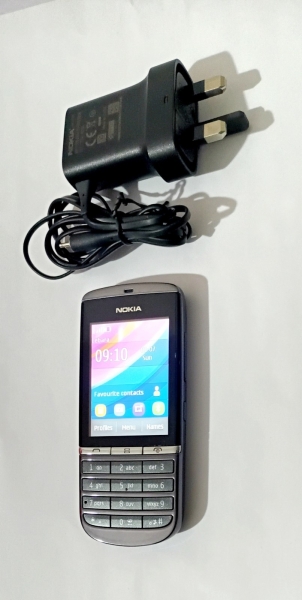 Nokia Asha 300 schwarz (EE) Retro Handy in sehr gutem Zustand mit Stecker