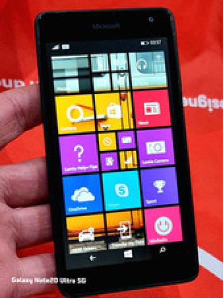 Nokia Lumia 535 (entsperrt) 3G Smartphone Top Zustand mit Ladegerät