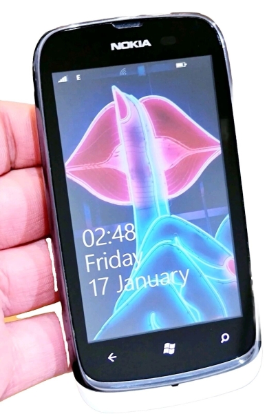 Nokia Lumia 610 – 8GB (Entsperrt) 3G Smartphone Top Zustand mit Ladegerät