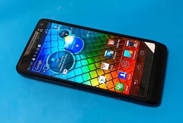 Motorola RAZR i (XT890) Smartphone, 8GB, entsperrt, Displayschutz, Klasse A
