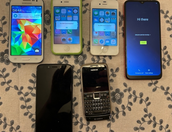 6 Smartphones 2x Apple 4S 2x Motorola 1x BlNokia 1x Samsung Most Working Order