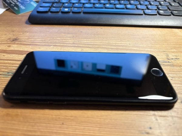 Apple iPhone SE (2. Gen) 2021, Schwarz entsperrt. Gebraucht aber in „neuwertigem“ Zustand